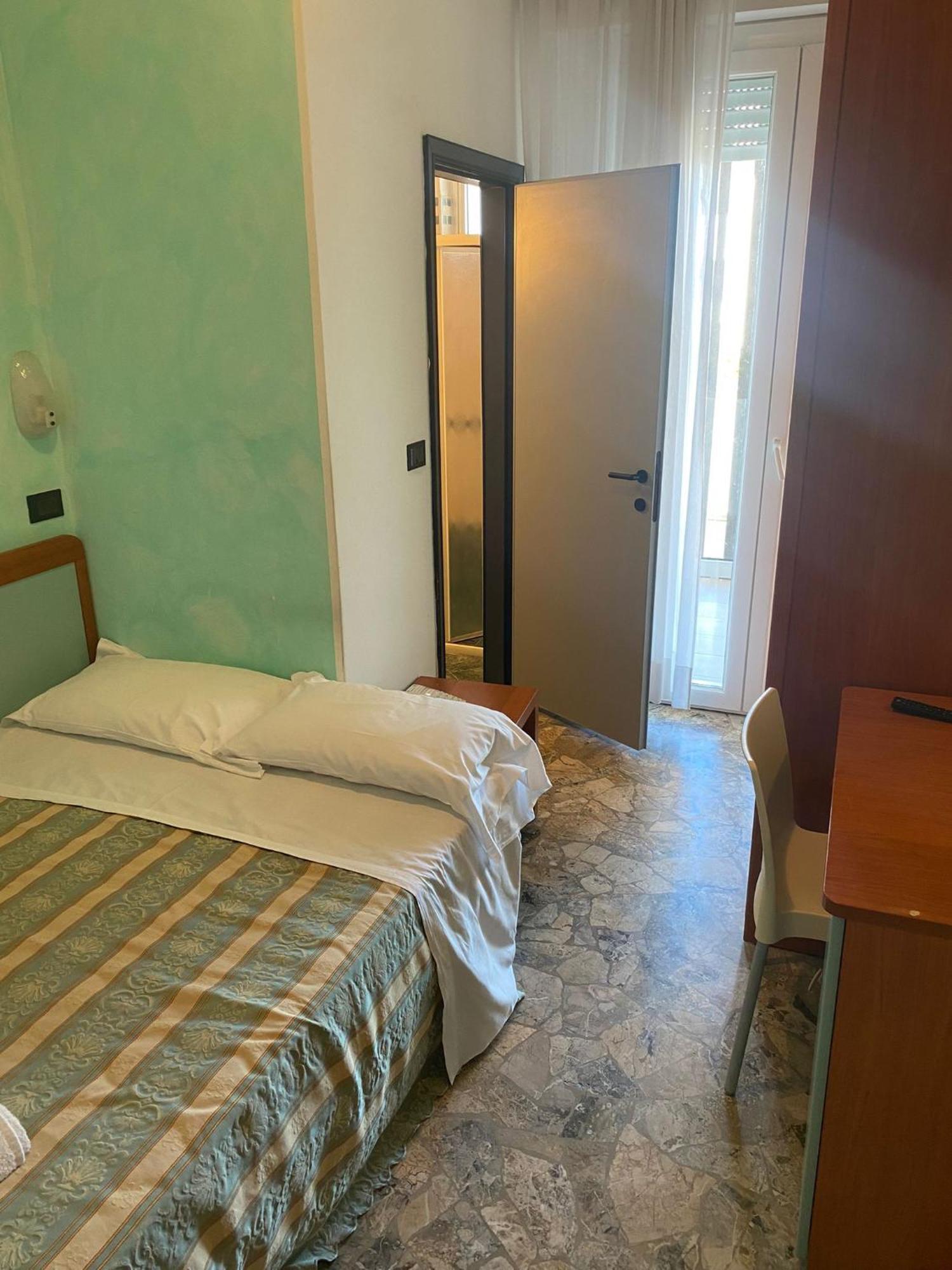 Hotel Vernel Rimini Esterno foto