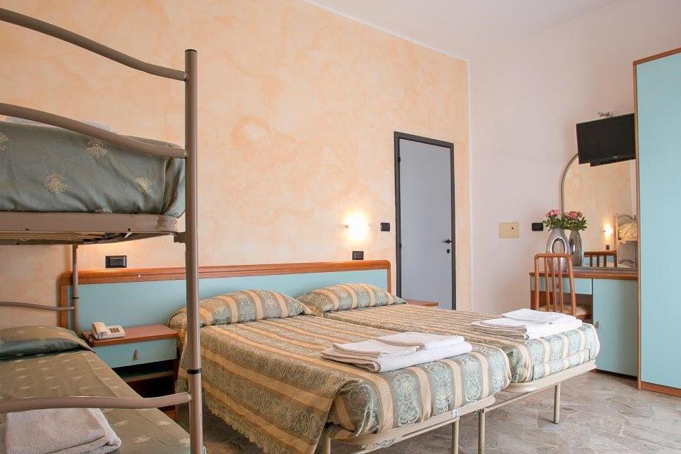 Hotel Vernel Rimini Esterno foto